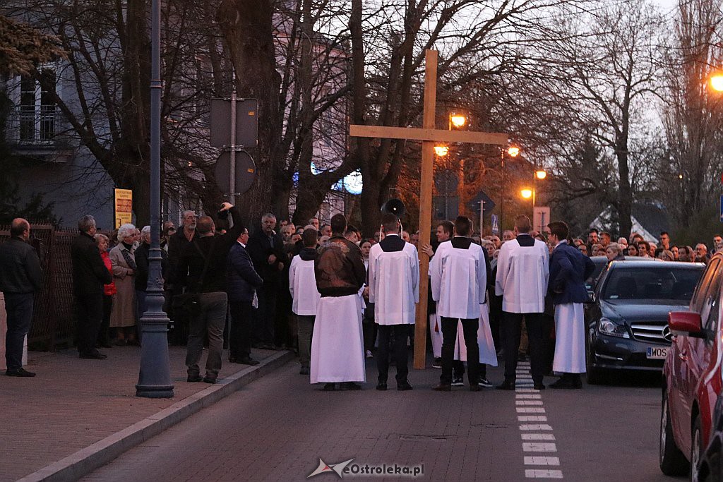 Droga Krzyżowa w parafii św. Antoniego [19.4.2019] - zdjęcie #3 - eOstroleka.pl
