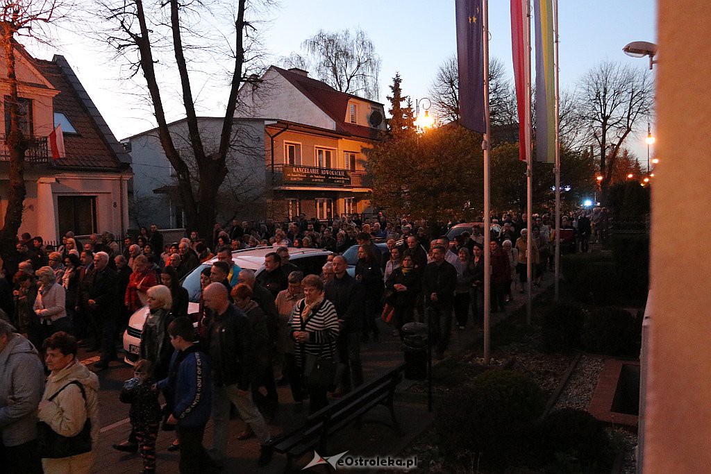 Droga Krzyżowa w parafii św. Antoniego [19.4.2019] - zdjęcie #24 - eOstroleka.pl