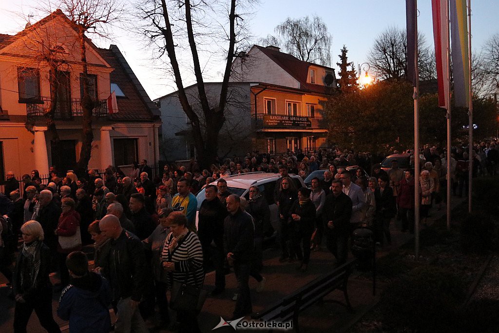 Droga Krzyżowa w parafii św. Antoniego [19.4.2019] - zdjęcie #25 - eOstroleka.pl