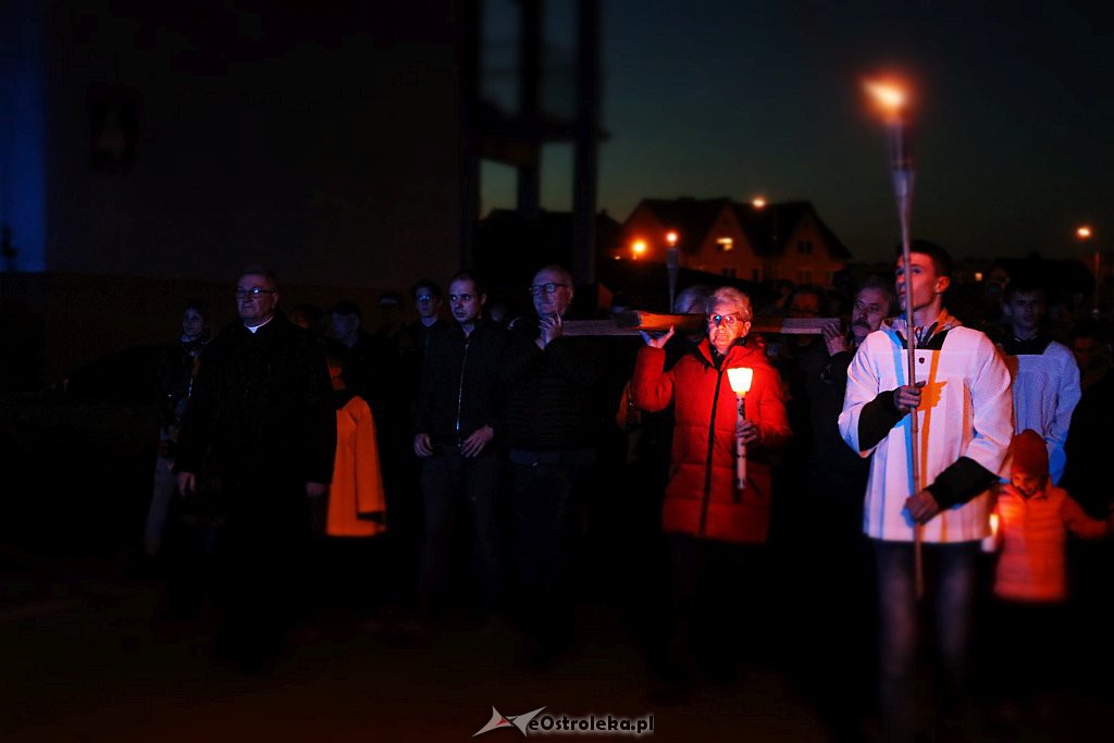 Droga Krzyżowa w parafii św. Franciszka [19.4.2019] - zdjęcie #12 - eOstroleka.pl