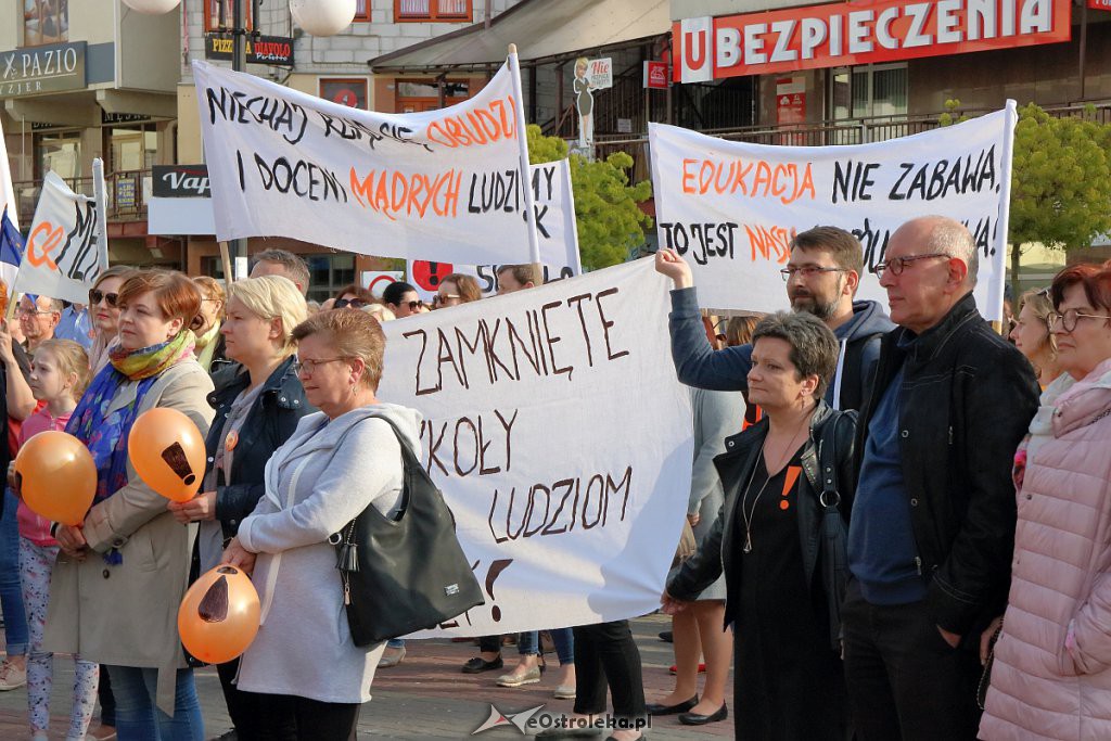 Wiec poparcia dla nauczycieli w Ostrołęce [24.04.2019] - zdjęcie #1 - eOstroleka.pl