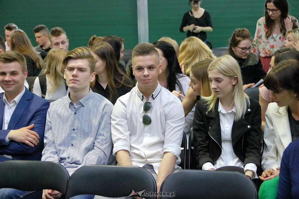 Rozdanie świadectw maturalnych w II SLO [26.04.2019] - zdjęcie #56 - eOstroleka.pl