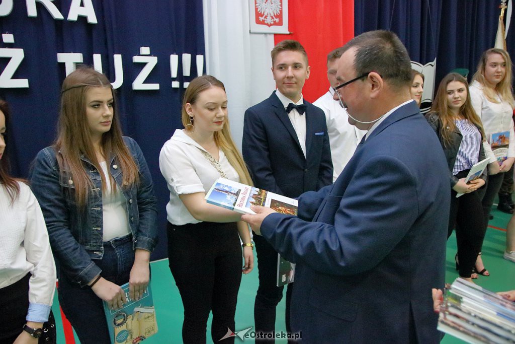Rozdanie świadectw maturalnych w II SLO [26.04.2019] - zdjęcie #13 - eOstroleka.pl