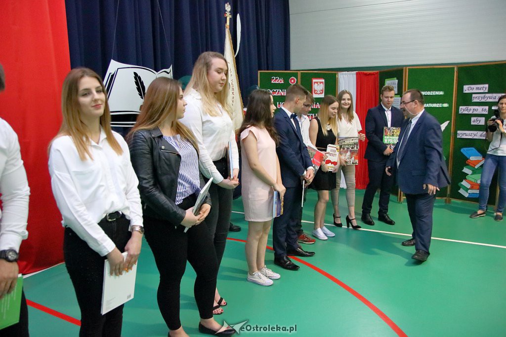 Rozdanie świadectw maturalnych w II SLO [26.04.2019] - zdjęcie #5 - eOstroleka.pl