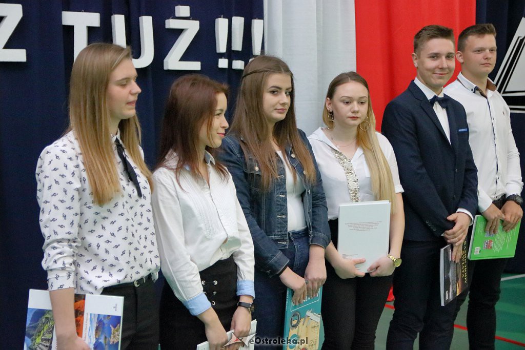 Rozdanie świadectw maturalnych w II SLO [26.04.2019] - zdjęcie #1 - eOstroleka.pl