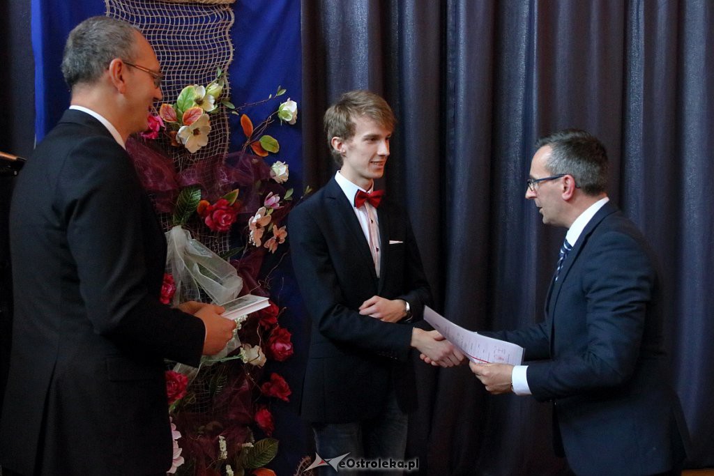 Rozdanie świadectw maturalnych w II LO [29.04.2019] - zdjęcie #19 - eOstroleka.pl