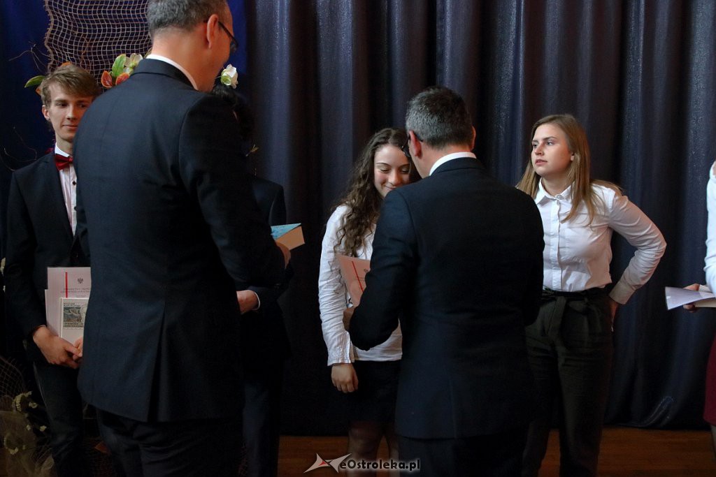 Rozdanie świadectw maturalnych w II LO [29.04.2019] - zdjęcie #17 - eOstroleka.pl
