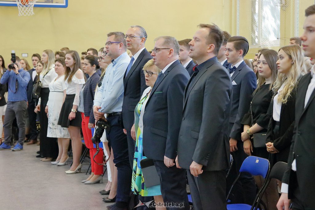 Absolwenci I LO z rocznika 2018/2019 pożegnali się ze szkołą [30.04.2019] - zdjęcie #17 - eOstroleka.pl