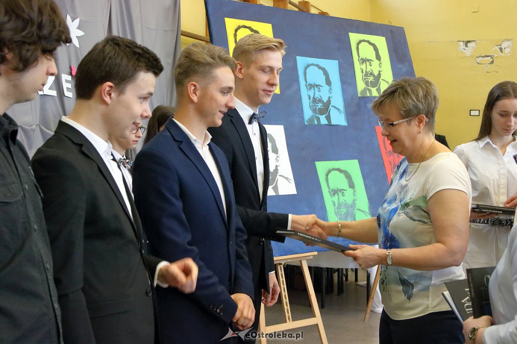 Absolwenci I LO z rocznika 2018/2019 pożegnali się ze szkołą [30.04.2019] - zdjęcie #4 - eOstroleka.pl