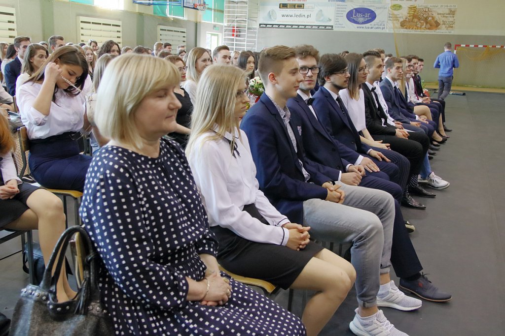 Zakończenie roku szkolnego maturzystów z III LO [30.04.2019] - zdjęcie #12 - eOstroleka.pl