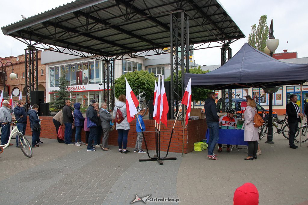 Biało-czerwona dla mieszkańców od samorządu [ZDJĘCIA] - zdjęcie #5 - eOstroleka.pl