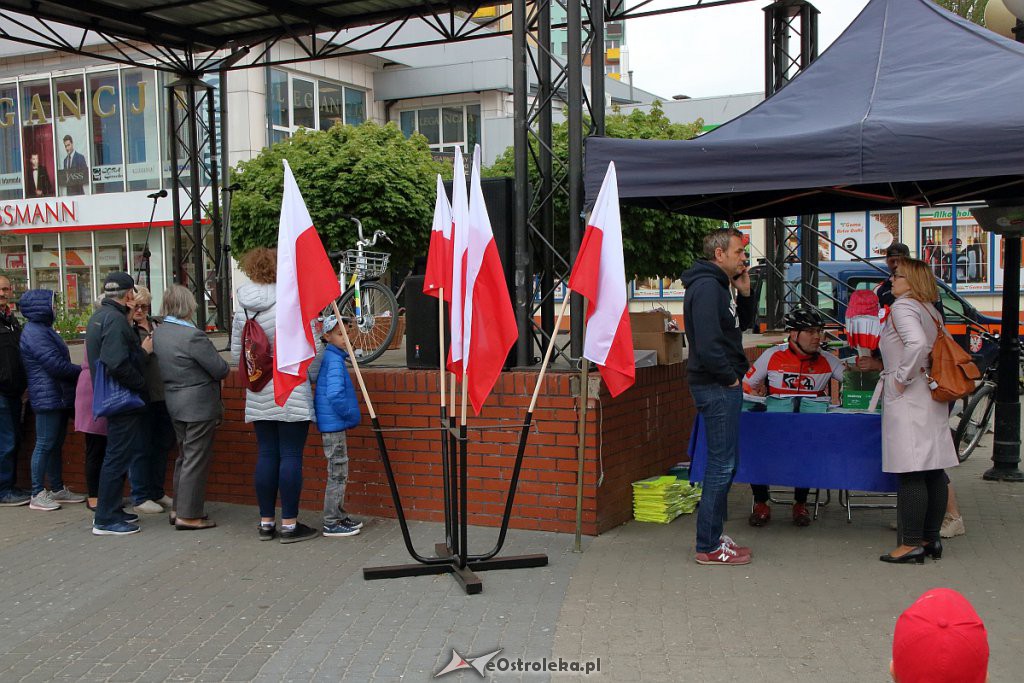 Biało-czerwona dla mieszkańców od samorządu [ZDJĘCIA] - zdjęcie #6 - eOstroleka.pl