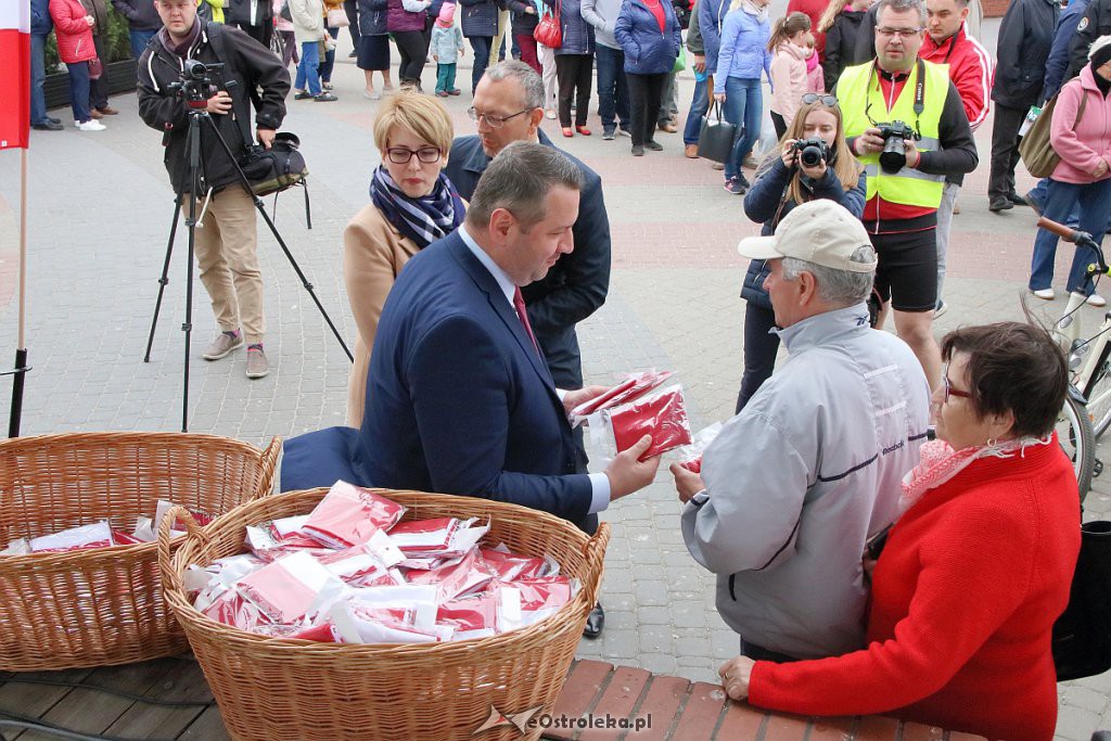 Biało-czerwona dla mieszkańców od samorządu [ZDJĘCIA] - zdjęcie #20 - eOstroleka.pl