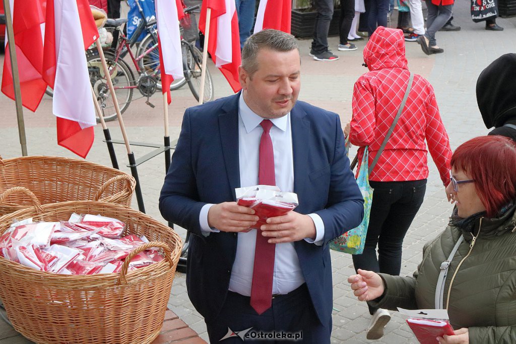 Biało-czerwona dla mieszkańców od samorządu [ZDJĘCIA] - zdjęcie #25 - eOstroleka.pl