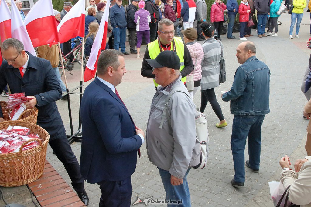 Biało-czerwona dla mieszkańców od samorządu [ZDJĘCIA] - zdjęcie #33 - eOstroleka.pl