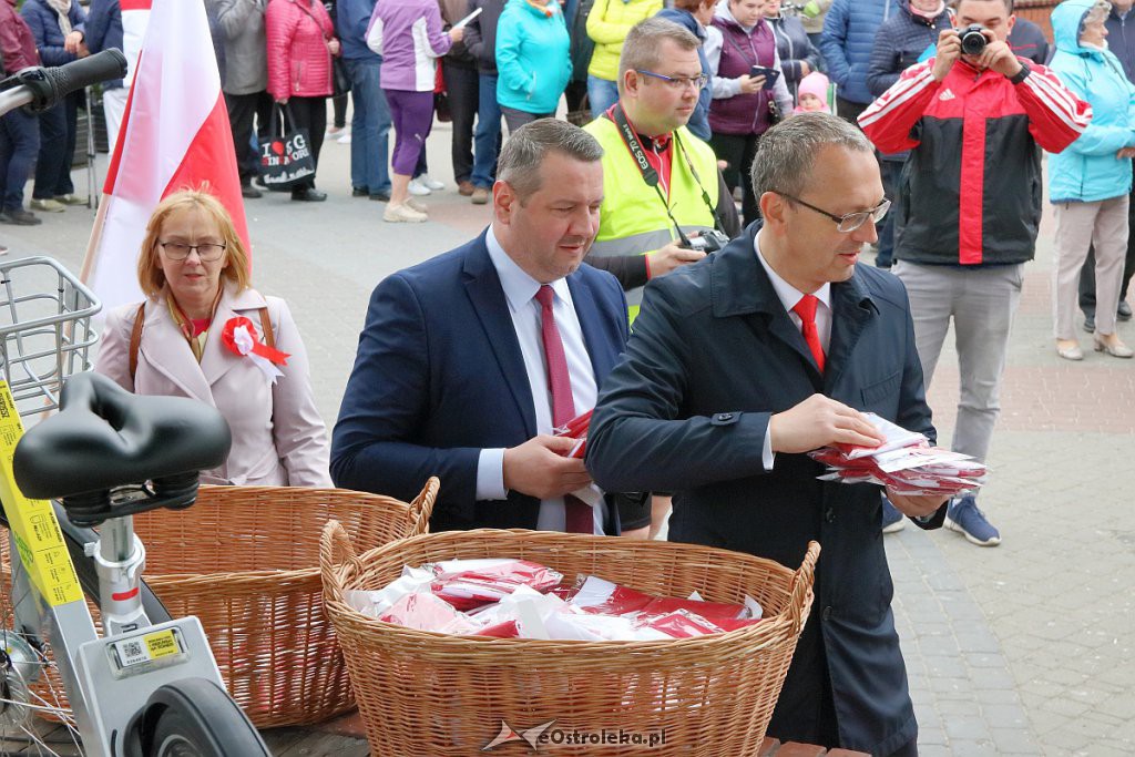 Biało-czerwona dla mieszkańców od samorządu [ZDJĘCIA] - zdjęcie #36 - eOstroleka.pl