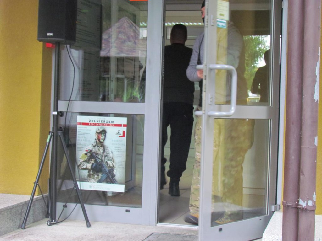 Napad na jednostkę WKU w Ostrołęce. W akcji żandarmeria wojskowa! [15.05.2019] - zdjęcie #6 - eOstroleka.pl