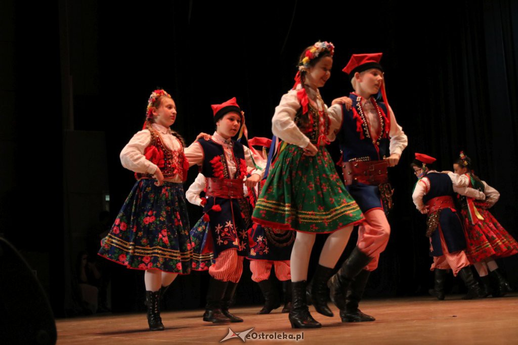 Zespół Pieśni i Tańca Kurpie na Dzień Mamy [WIDEO, ZDJĘCIA] - zdjęcie #29 - eOstroleka.pl
