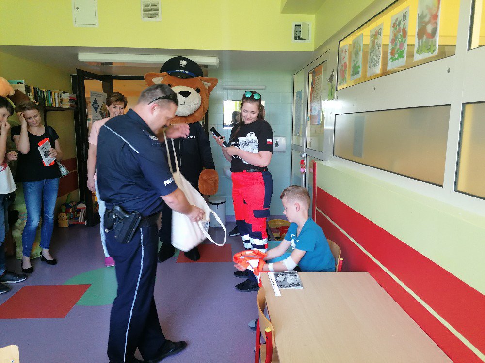 Dzień Dziecka z Komisarzem Kurpkiem w ostrołęckim szpitalu [05.06.2019] - zdjęcie #2 - eOstroleka.pl