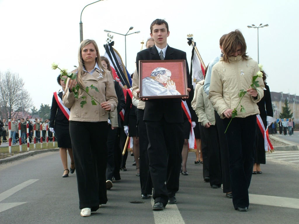 Biały Marsz dla Papieża Jana Pawła II - 2005 r. - zdjęcie #58 - eOstroleka.pl