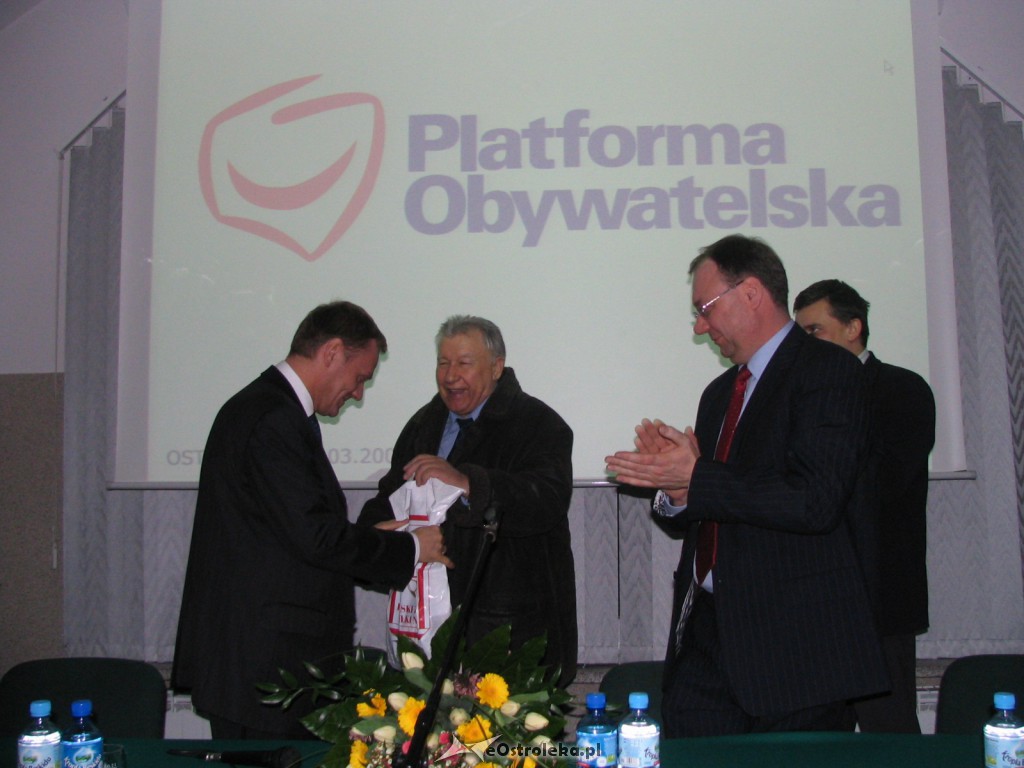 Spotkanie z Donaldem Tuskiem w Ostrołęce - marzec 2006 - zdjęcie #6 - eOstroleka.pl