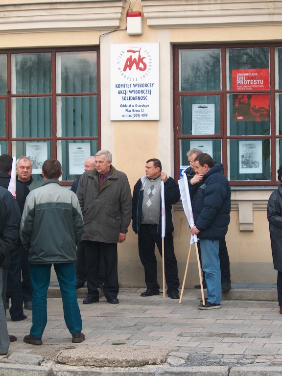 Protest Solidarności przeciwko rządom SLD - listopad 2003 - zdjęcie #2 - eOstroleka.pl