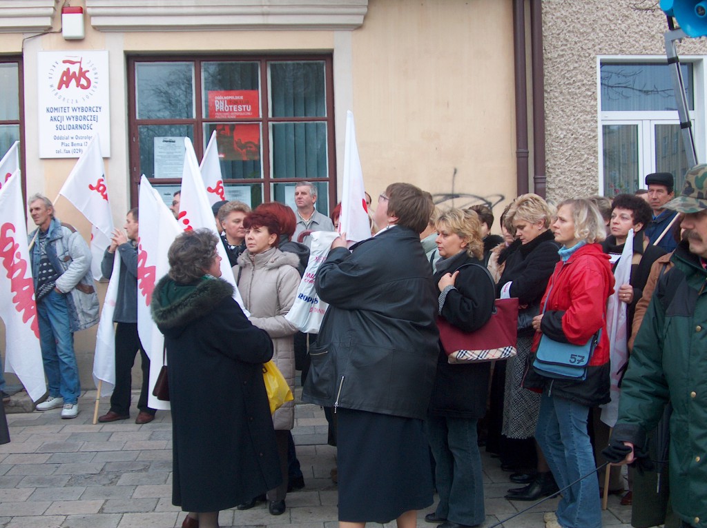 Protest Solidarności przeciwko rządom SLD - listopad 2003 - zdjęcie #7 - eOstroleka.pl