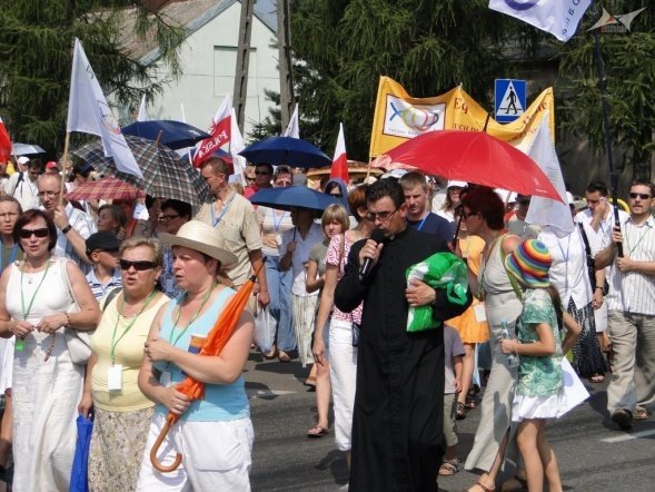 Marsz dla Jezusa i Msza św. o uzdrowienie (15.08.2010) - zdjęcie #3 - eOstroleka.pl