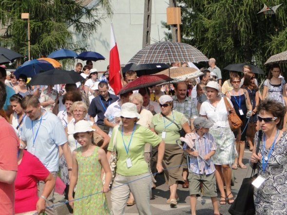 Marsz dla Jezusa i Msza św. o uzdrowienie (15.08.2010) - zdjęcie #8 - eOstroleka.pl