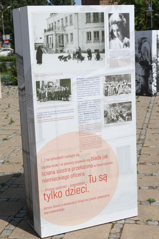 Można już zwiedzać wystawę IPN-u na skwerze przy Kopernika [ZDJĘCIA] - zdjęcie #1 - eOstroleka.pl