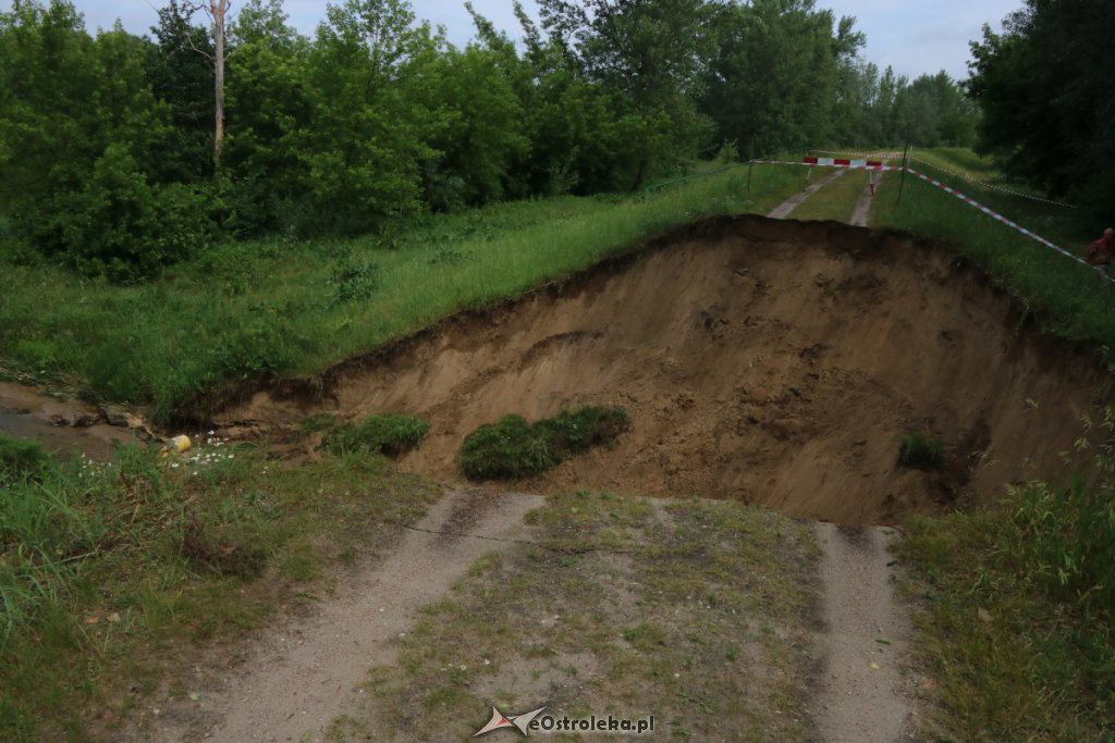 Po nocnej burzy zerwało wał przeciwpowodziowy w Ostrołęce [14.06.2019] - zdjęcie #13 - eOstroleka.pl