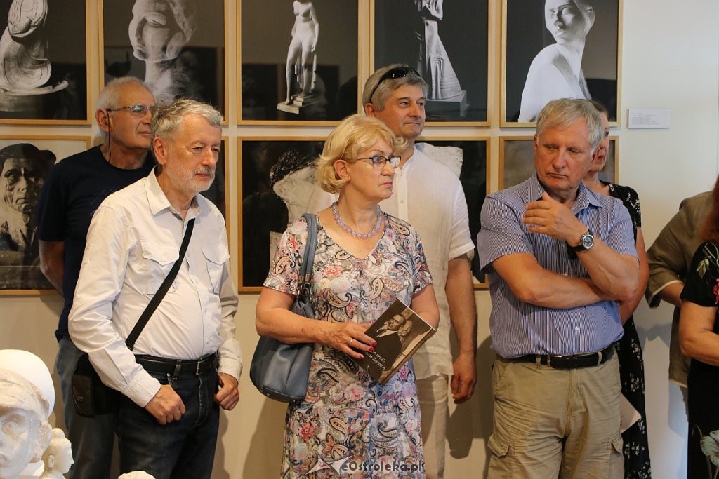 Wernisaż wystawy „W świecie rzeźb Romualda Zerycha” w ostrołęckim muzeum [14.06.2019] - zdjęcie #15 - eOstroleka.pl