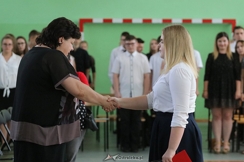 Zakończenie roku szkolnego (kl. VIII) w Szkole Podstawowej nr 2 [18.06.2019] - zdjęcie #2 - eOstroleka.pl