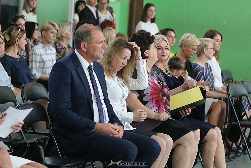 Zakończenie roku szkolnego (kl. VIII) w Szkole Podstawowej nr 2 [18.06.2019] - zdjęcie #3 - eOstroleka.pl
