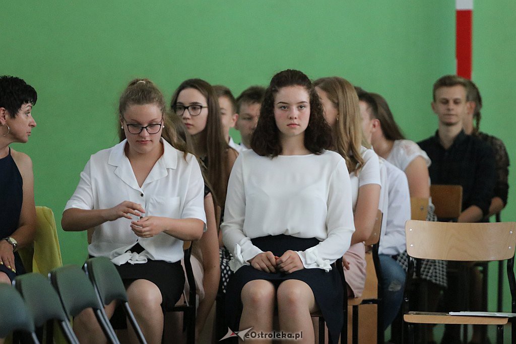 Zakończenie roku szkolnego (kl. VIII) w Szkole Podstawowej nr 2 [18.06.2019] - zdjęcie #4 - eOstroleka.pl