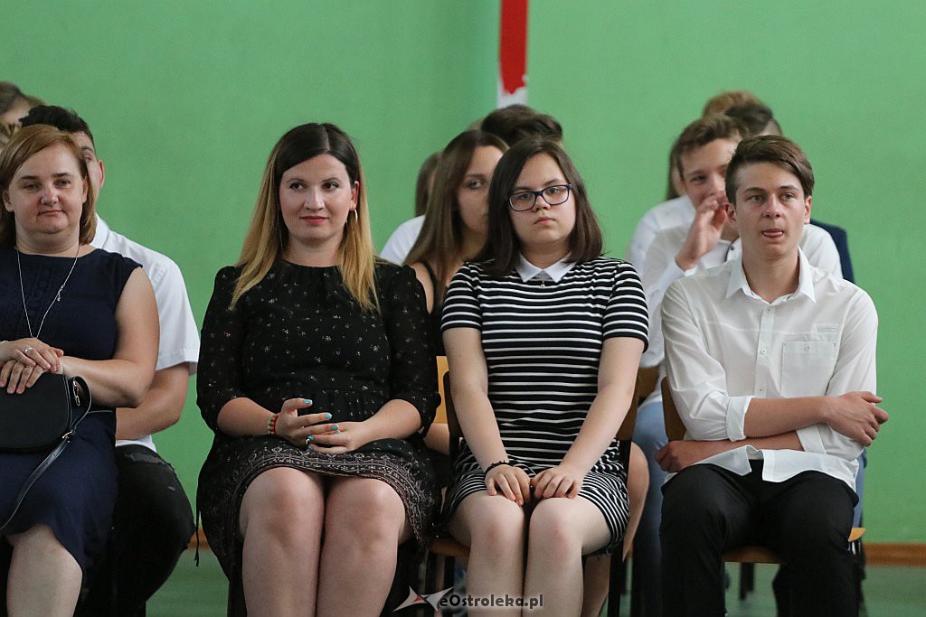 Zakończenie roku szkolnego (kl. VIII) w Szkole Podstawowej nr 2 [18.06.2019] - zdjęcie #6 - eOstroleka.pl
