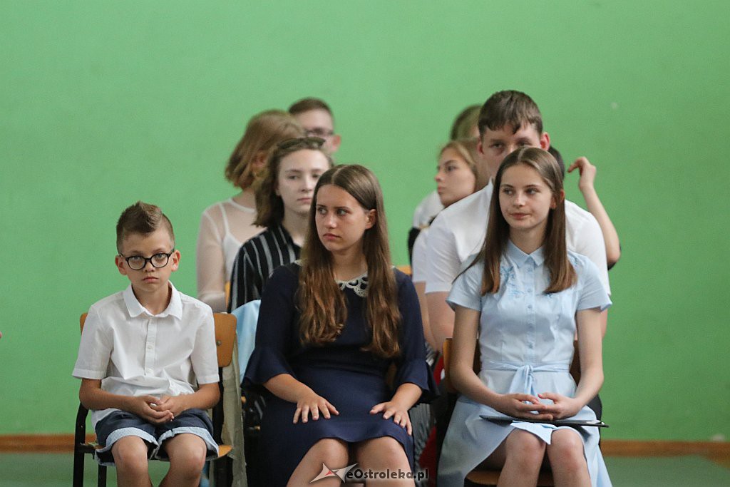Zakończenie roku szkolnego (kl. VIII) w Szkole Podstawowej nr 2 [18.06.2019] - zdjęcie #8 - eOstroleka.pl