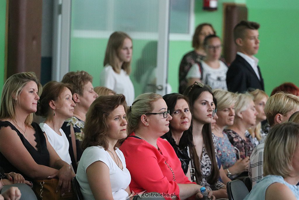 Zakończenie roku szkolnego (kl. VIII) w Szkole Podstawowej nr 2 [18.06.2019] - zdjęcie #33 - eOstroleka.pl