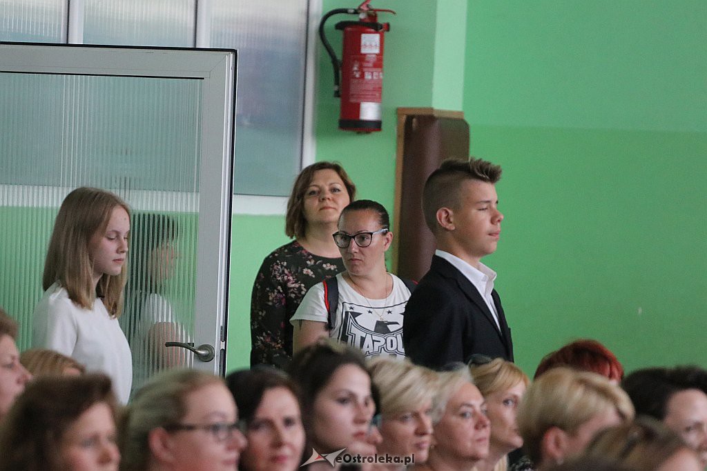 Zakończenie roku szkolnego (kl. VIII) w Szkole Podstawowej nr 2 [18.06.2019] - zdjęcie #12 - eOstroleka.pl