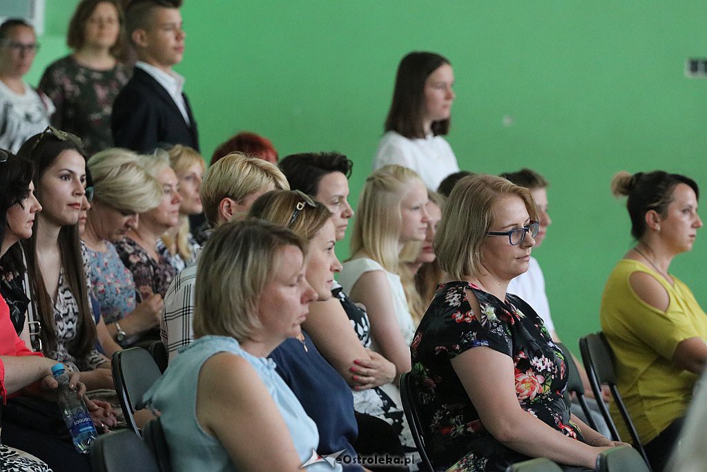 Zakończenie roku szkolnego (kl. VIII) w Szkole Podstawowej nr 2 [18.06.2019] - zdjęcie #16 - eOstroleka.pl