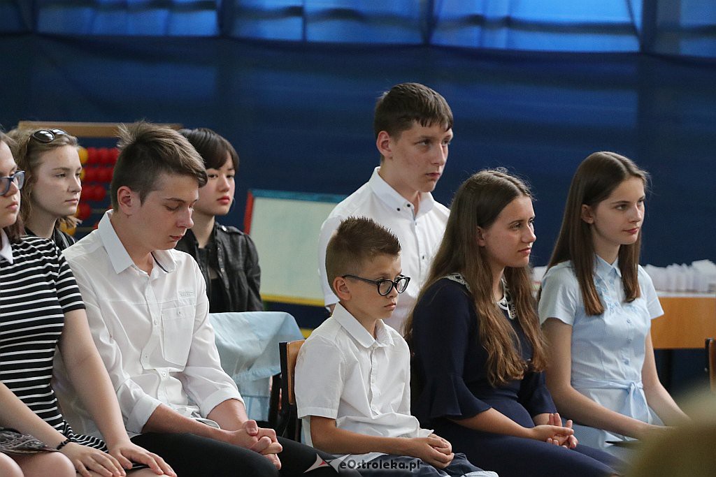 Zakończenie roku szkolnego (kl. VIII) w Szkole Podstawowej nr 2 [18.06.2019] - zdjęcie #18 - eOstroleka.pl