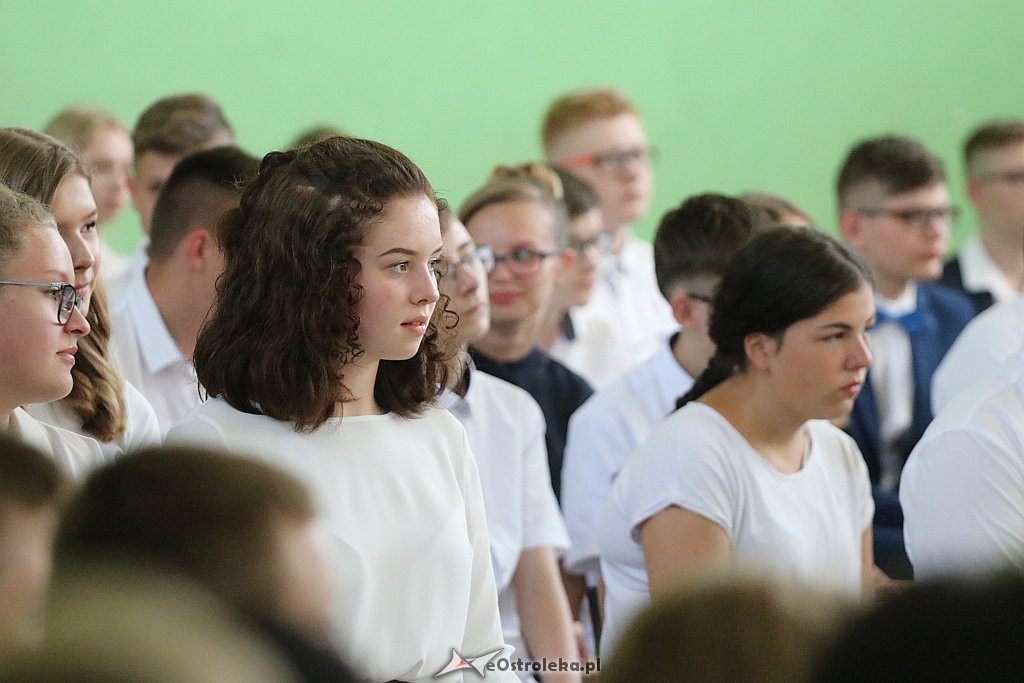 Zakończenie roku szkolnego (kl. VIII) w Szkole Podstawowej nr 2 [18.06.2019] - zdjęcie #19 - eOstroleka.pl