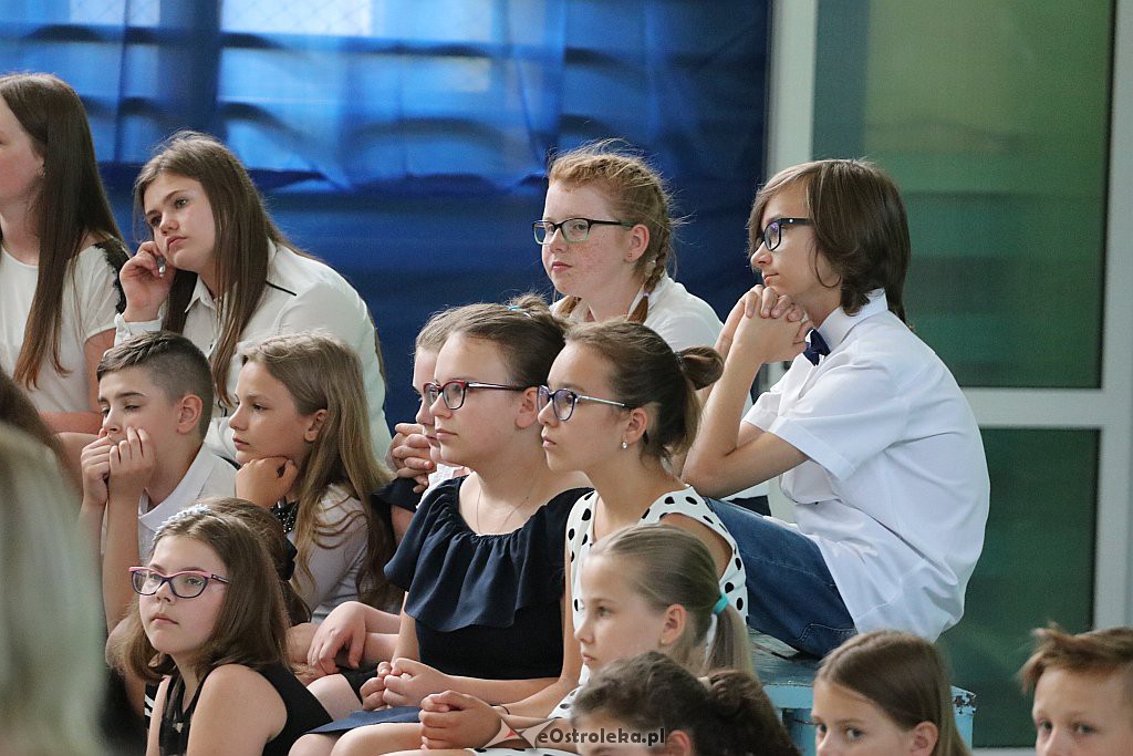 Zakończenie roku szkolnego (kl. VIII) w Szkole Podstawowej nr 2 [18.06.2019] - zdjęcie #22 - eOstroleka.pl