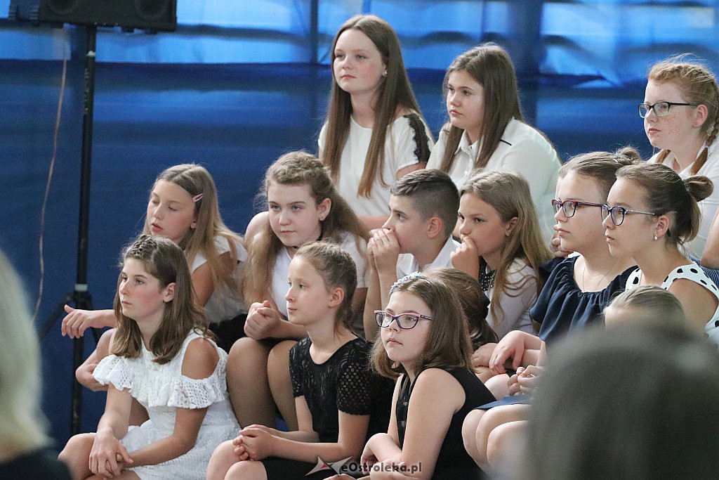 Zakończenie roku szkolnego (kl. VIII) w Szkole Podstawowej nr 2 [18.06.2019] - zdjęcie #23 - eOstroleka.pl