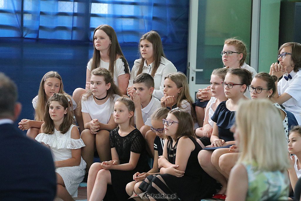 Zakończenie roku szkolnego (kl. VIII) w Szkole Podstawowej nr 2 [18.06.2019] - zdjęcie #25 - eOstroleka.pl