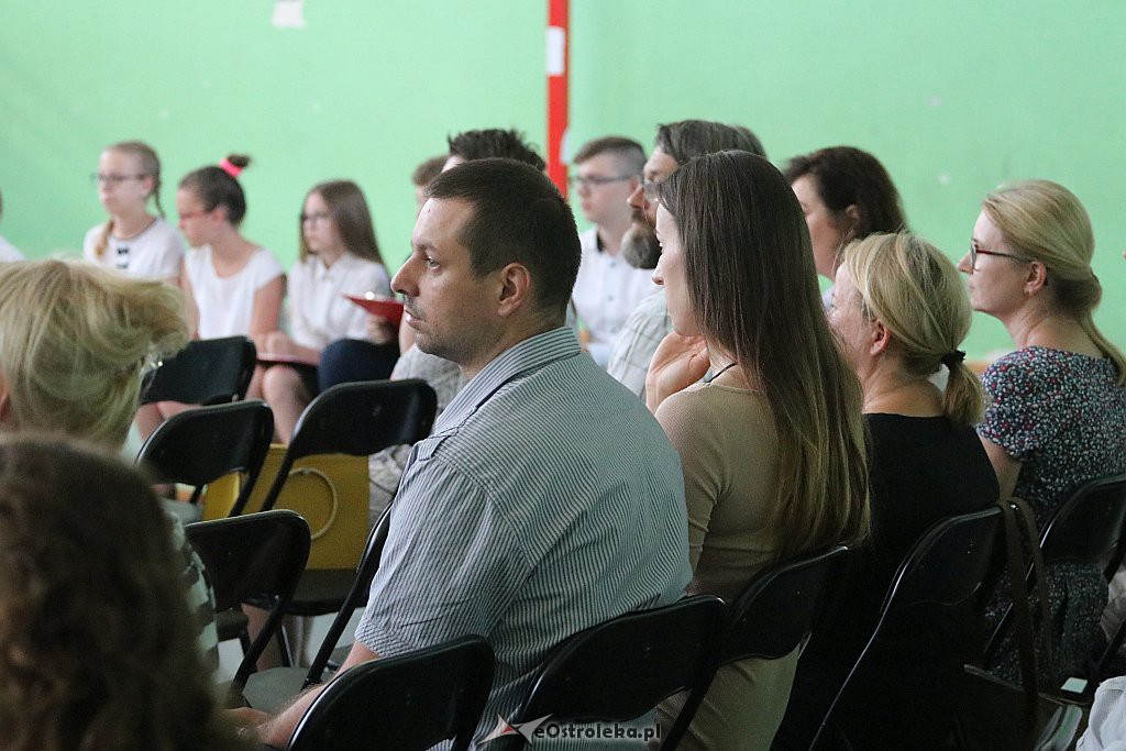 Zakończenie roku szkolnego (kl. VIII) w Szkole Podstawowej nr 2 [18.06.2019] - zdjęcie #26 - eOstroleka.pl