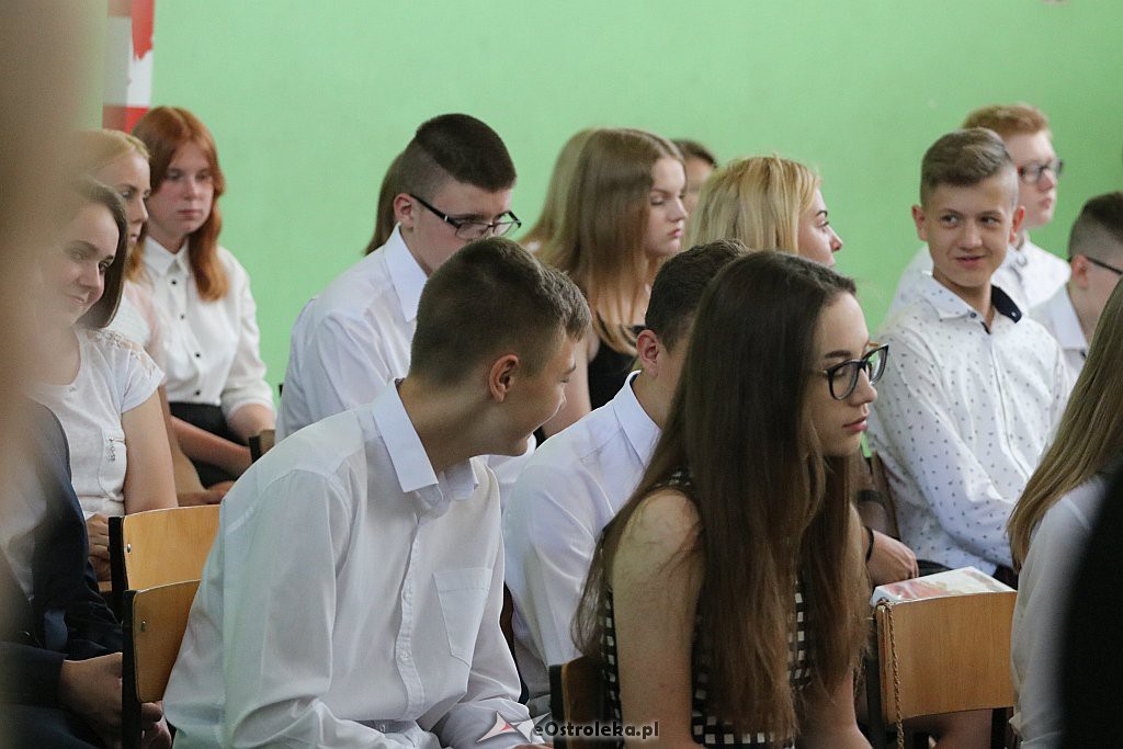Zakończenie roku szkolnego (kl. VIII) w Szkole Podstawowej nr 2 [18.06.2019] - zdjęcie #29 - eOstroleka.pl