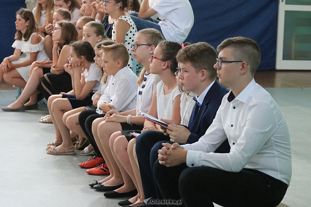 Zakończenie roku szkolnego (kl. VIII) w Szkole Podstawowej nr 2 [18.06.2019] - zdjęcie #34 - eOstroleka.pl