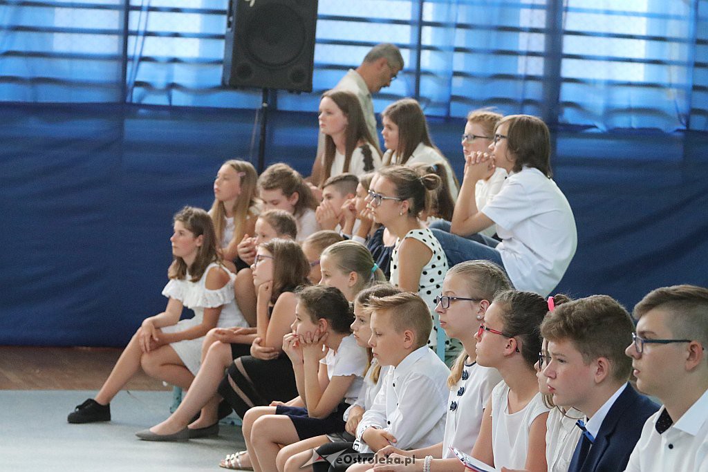 Zakończenie roku szkolnego (kl. VIII) w Szkole Podstawowej nr 2 [18.06.2019] - zdjęcie #35 - eOstroleka.pl