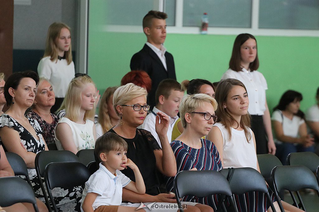 Zakończenie roku szkolnego (kl. VIII) w Szkole Podstawowej nr 2 [18.06.2019] - zdjęcie #7 - eOstroleka.pl